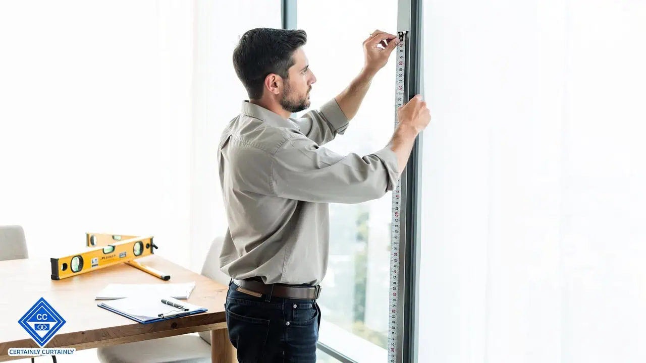 ช่างวัดหน้างานติดตั้งม่านปรับแสงอย่างมืออาชีพ